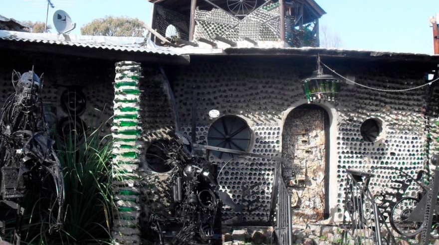 La Casa de las Botellas, un faro multicolor en la ribera quilmeña