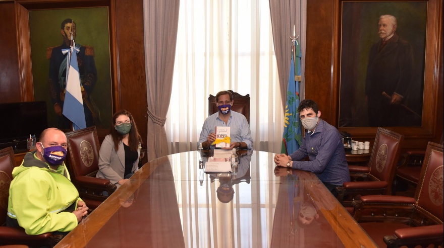 Garro recibió a los autores del libro ‘Hablemos de suicidio’