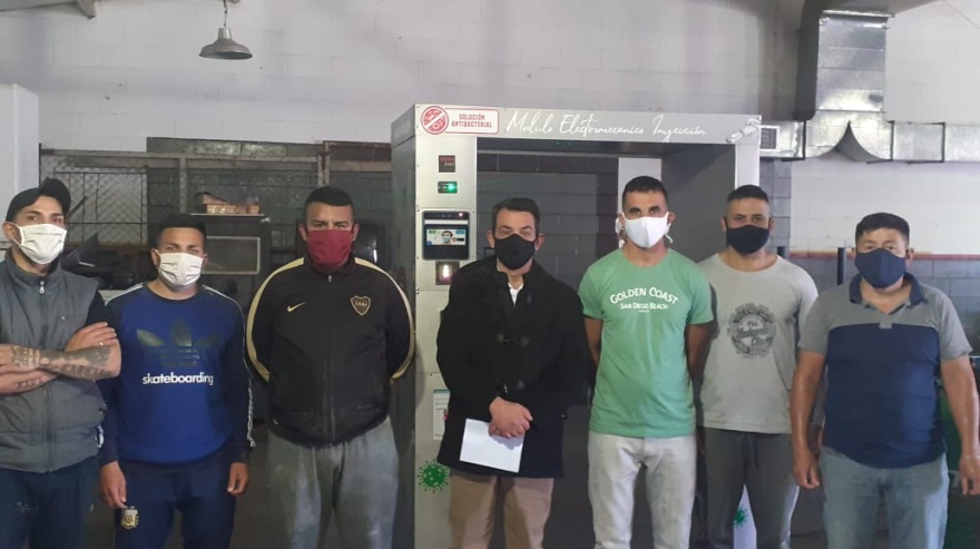 Personas privadas de libertad de una cárcel bonaerense donaron una cabina sanitizante anti Covid a una escuela