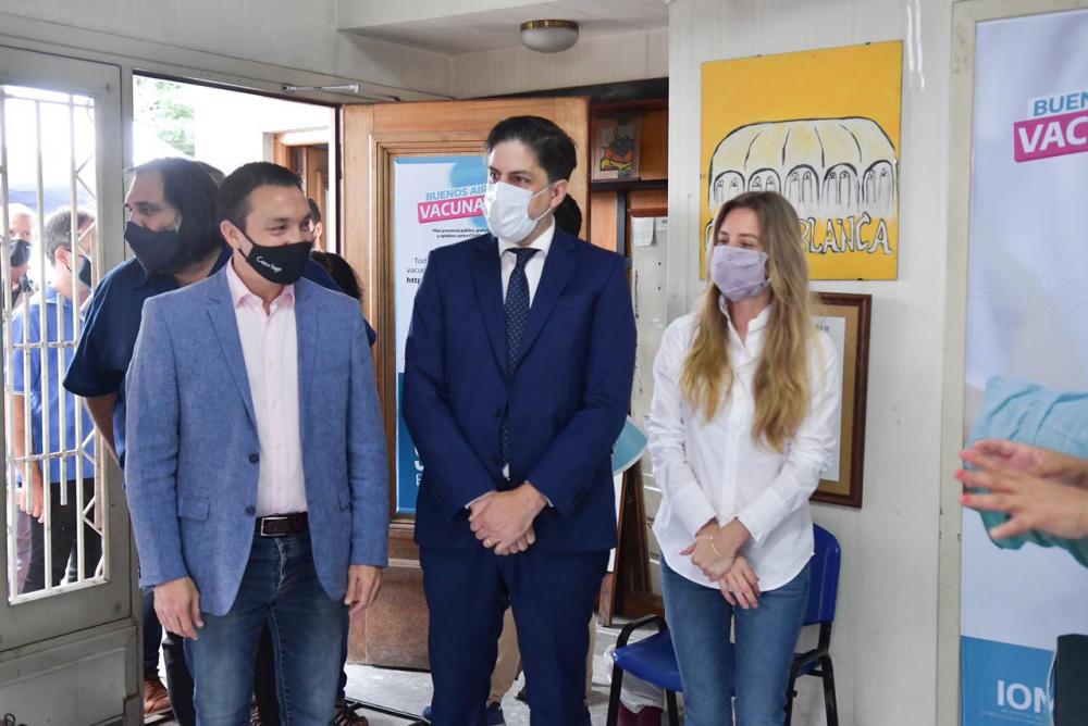 Vila, Trotta y Watson recorrieron uno de los centros de vacunación para docentes en Florencio Varela
