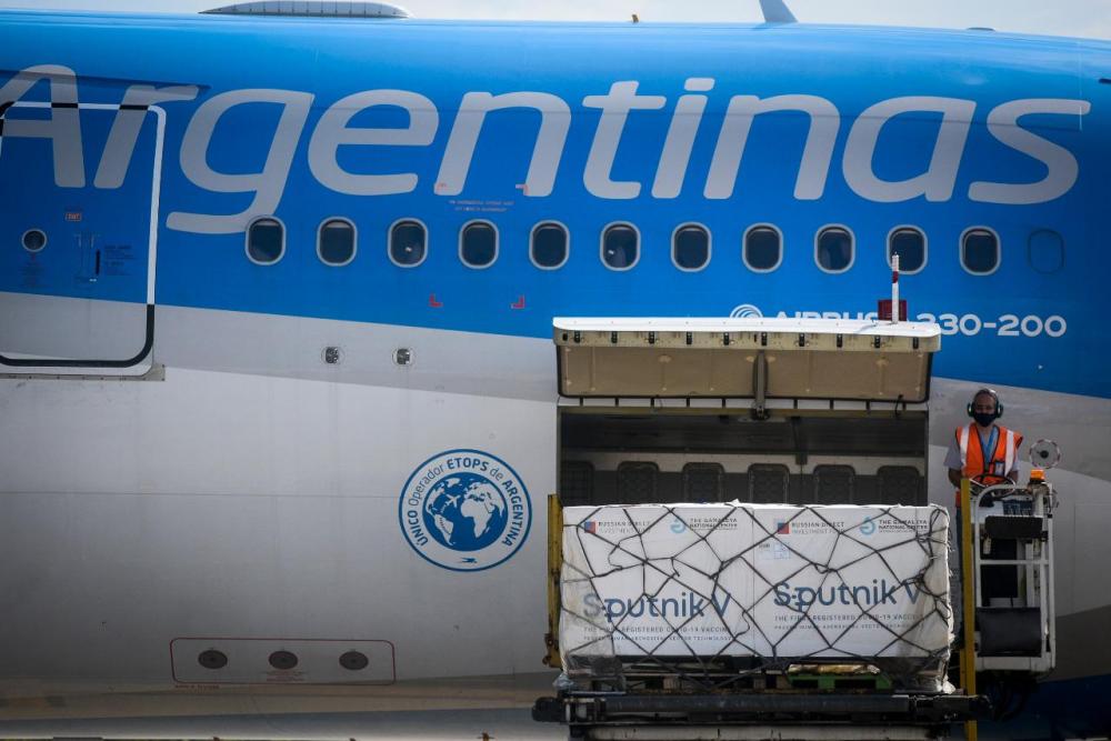 Coronavirus: arribó el avión de Aerolíneas Argentinas con 330.000 dosis 1 de la vacuna Sputnik V