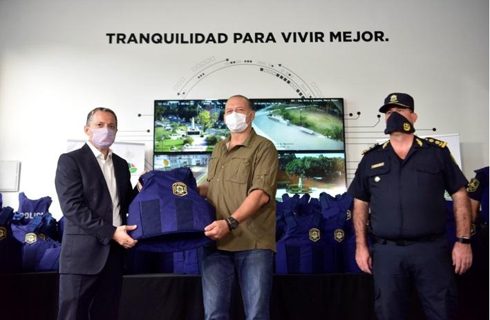 Berni entregó patrulleros en Quilmes y chalecos antibalas en Esteban Echeverría