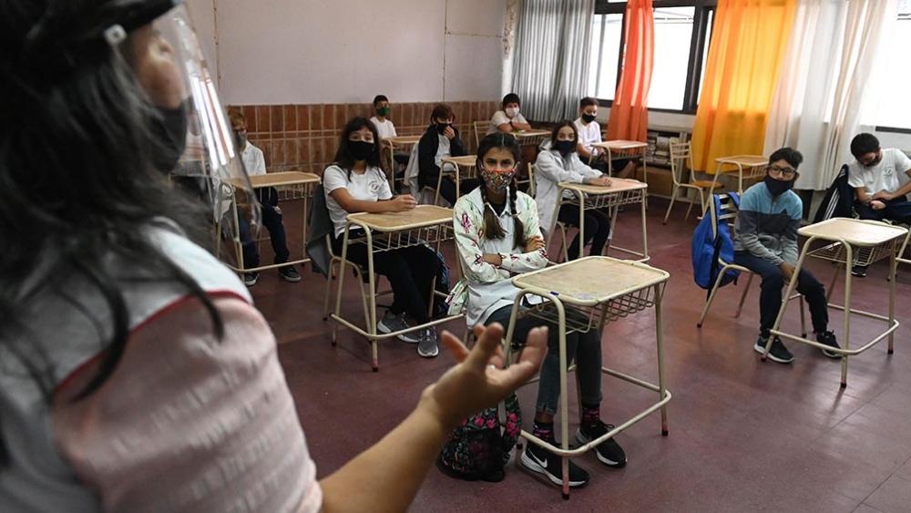 Desde hoy, las escuelas bonaerenses pueden extender las horas de clases presenciales