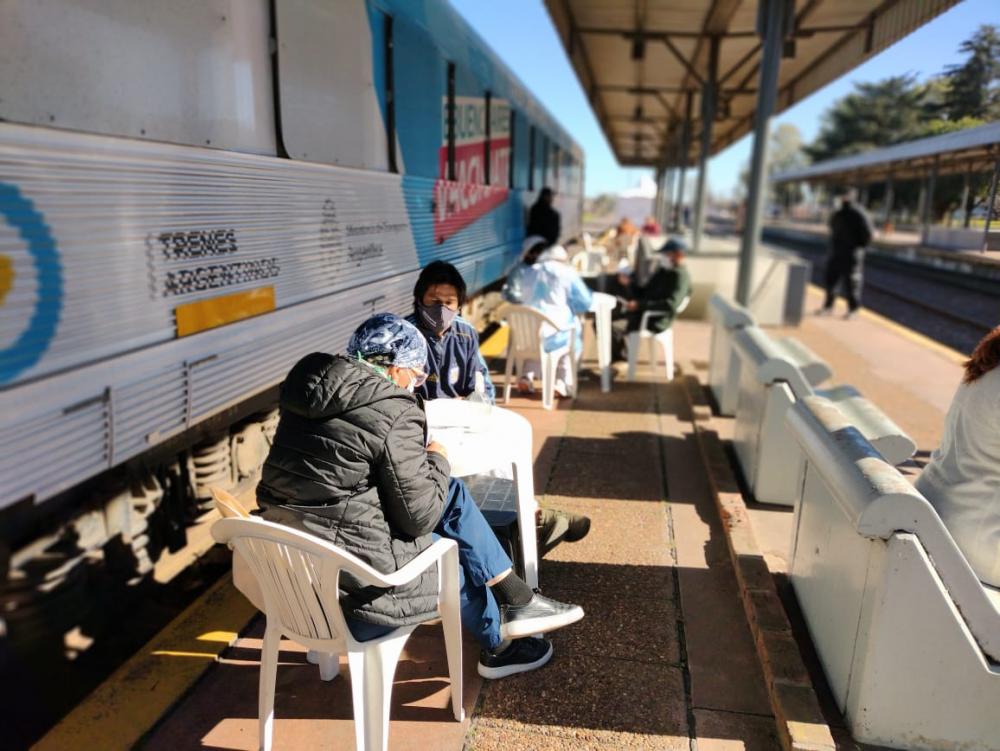 Comienza la aplicación de vacuna libre en estaciones de trenes bonaerenses a mayores de 35 años