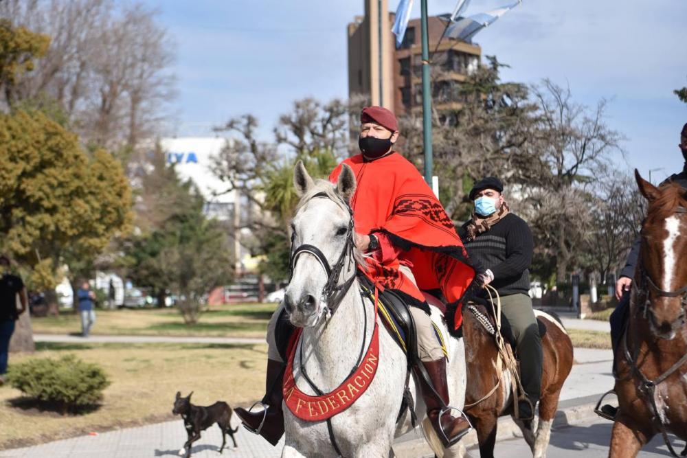 Con atuendo rosista, Berni encabezó un acto a caballo en homenaje a San Martín