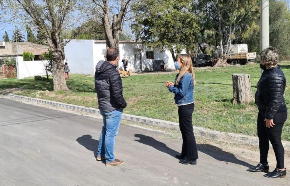 Castelli, recorrió obras en Villa Iris y se reunió con representantes de instituciones