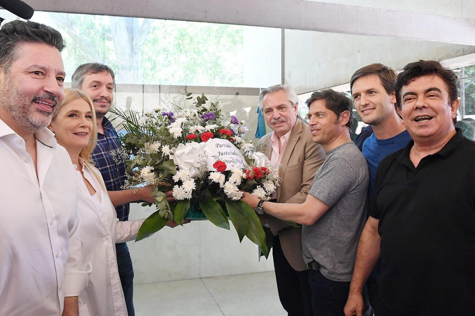 Fernández, Máximo, Kicillof, Magario y Espinoza dejaron una ofrenda floral en el mausoleo de Perón. 