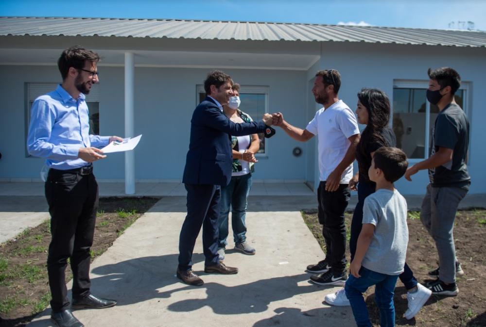 Kicillof encabezó el acto de entrega de viviendas en el barrio Virgen de Luján