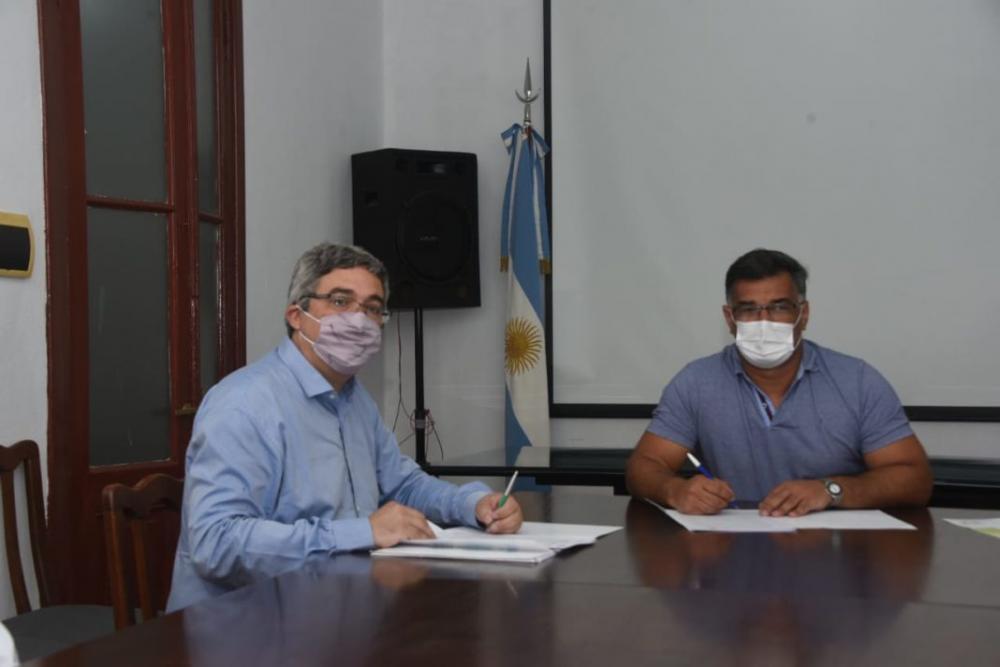 Rodríguez firmó la adhesión de Ramallo a la 2° etapa del Plan de Mejora de Caminos Rurales