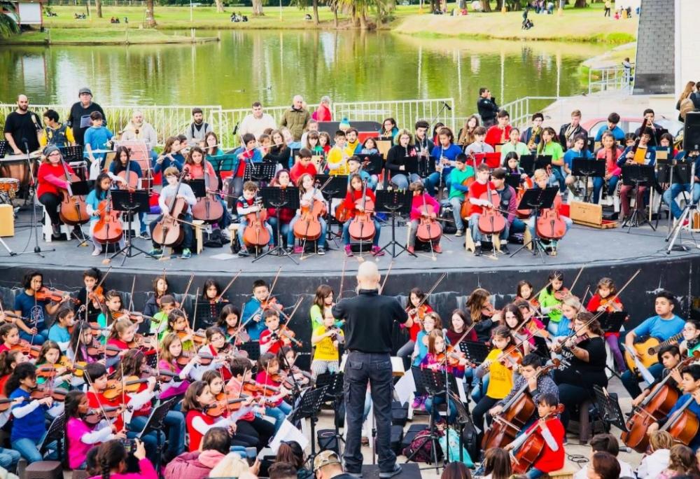 Con instrumentos renovados cientos de chicos retoman su formación musical en la Orquesta Escuela de Berisso