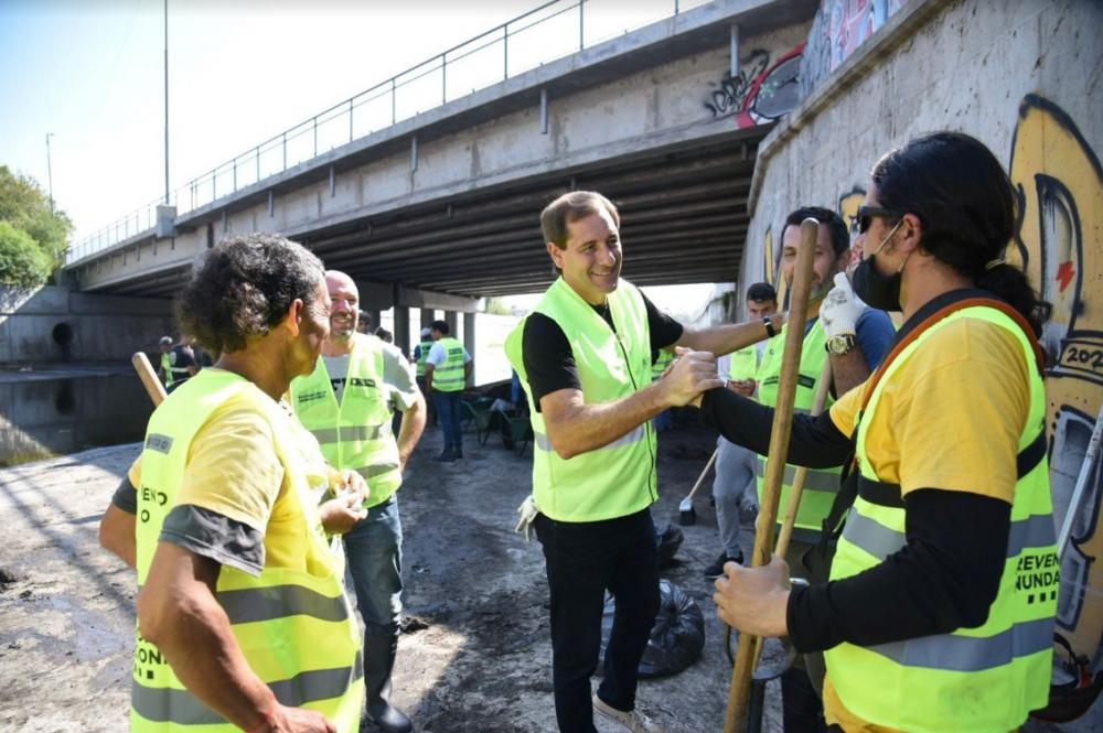 La Plata: Garro encabezó jornada de limpieza y concientización en el Arroyo del Gato