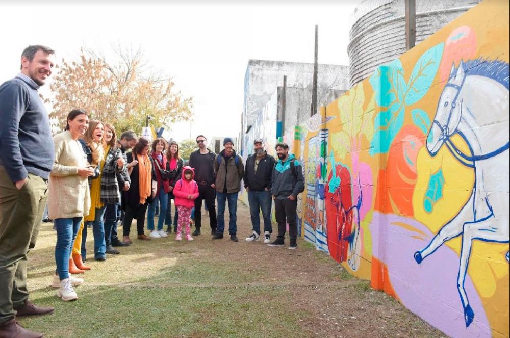 Mayra Mendoza inauguró un mural por los 200 años del Banco Provincia