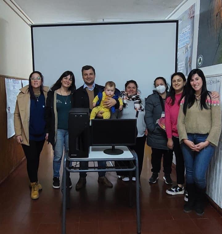 Gesualdi entregó una computadora a la escuela 10