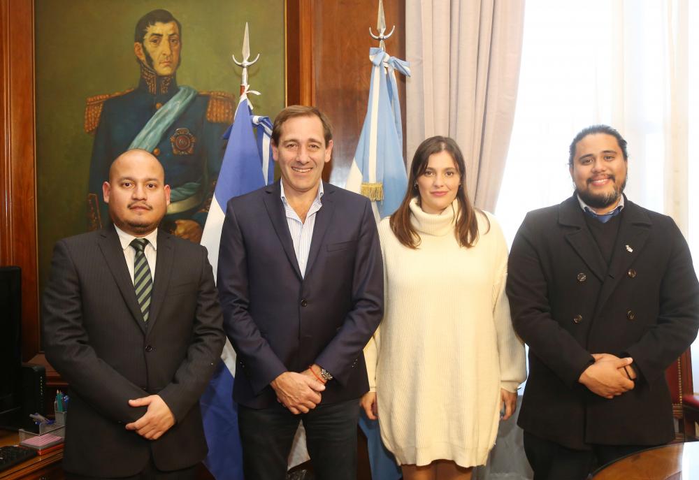 Garro recibió al embajador de El Salvador para formalizar la colectividad en la Ciudad