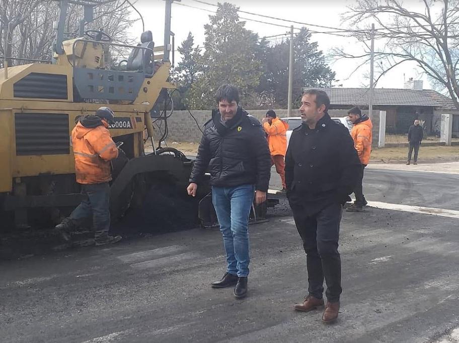 Castelli recorrió la obra de pavimentación en Darregueira