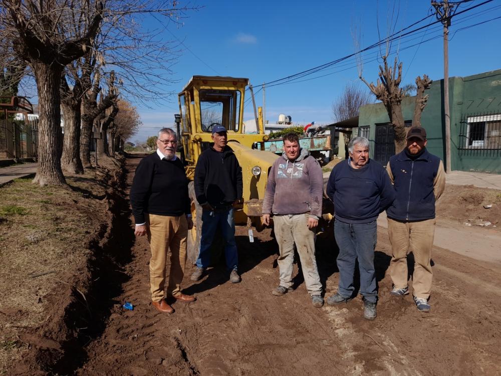 Gatica supervisó obras de cordón cuneta en Mechita