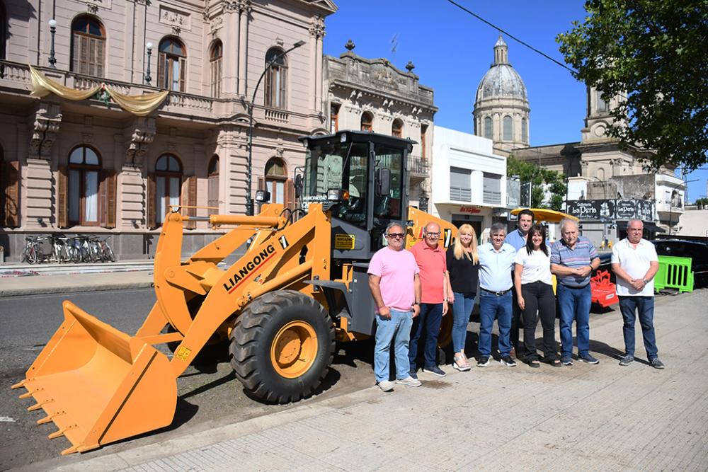 Britos presentó nueva maquinaria para el municipio