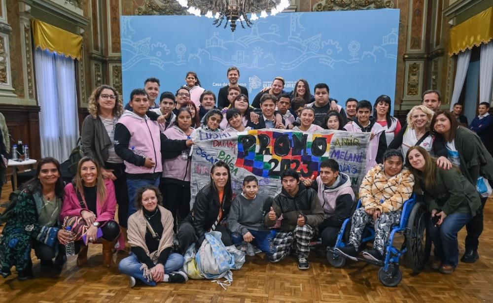 Kicillof recibió a estudiantes de una escuela de educación especial que participaron del programa Viaje de Fin de Curso