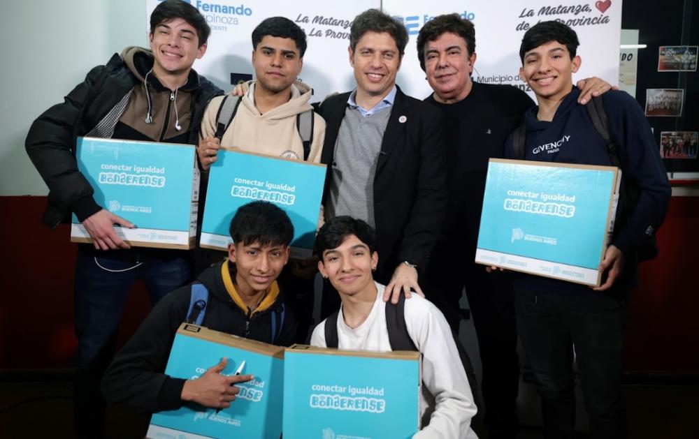 Kicillof entregó 614 computadoras a estudiantes de La Matanza