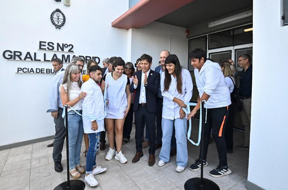 Kicillof inauguró la obra de ampliación de la Escuela Secundaria N°2 de General La Madrid