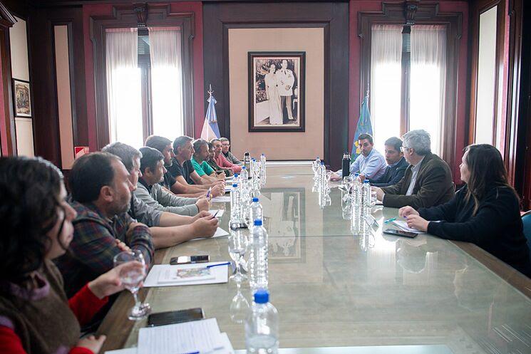 Axel Kicillof y Javier Rodríguez recibieron a la Mesa Agroalimentaria