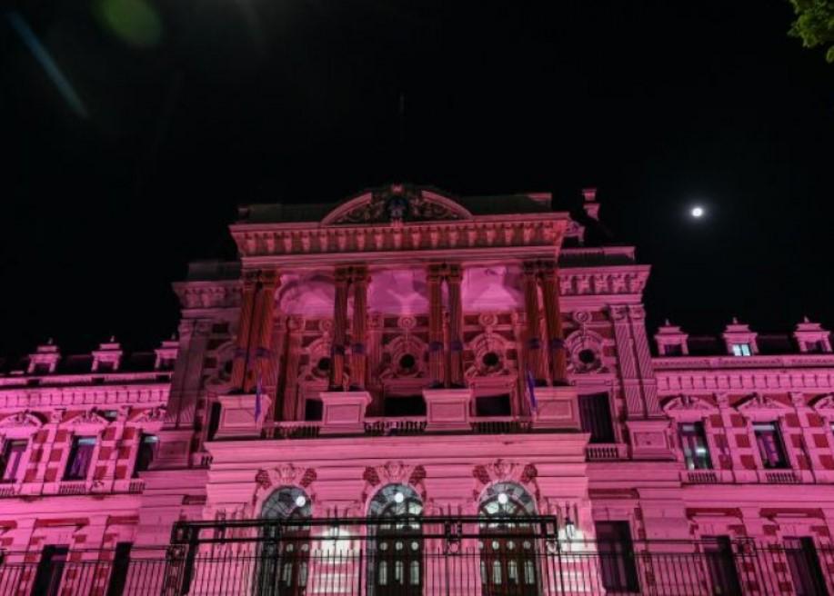 Iluminan de rosa la Casa de Gobierno