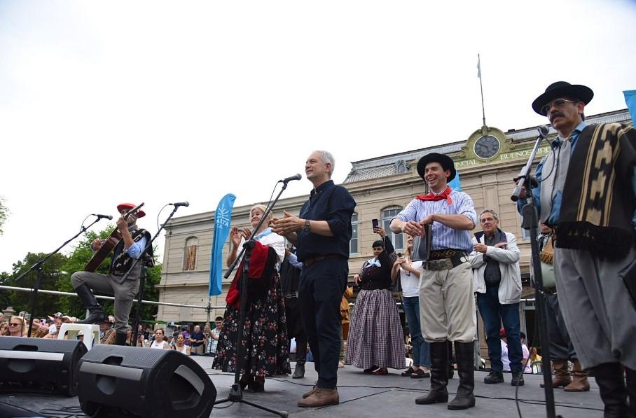 Alak celebró el Día de la Tradición en La Plata con un multitudinario desfile en Meridiano V