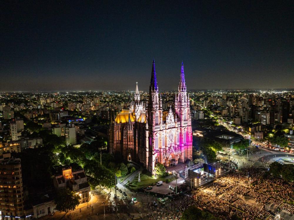 Ante una multitud, la Catedral platense recuperó su esplendor con un espectáculo sinfónico y mucha emoción