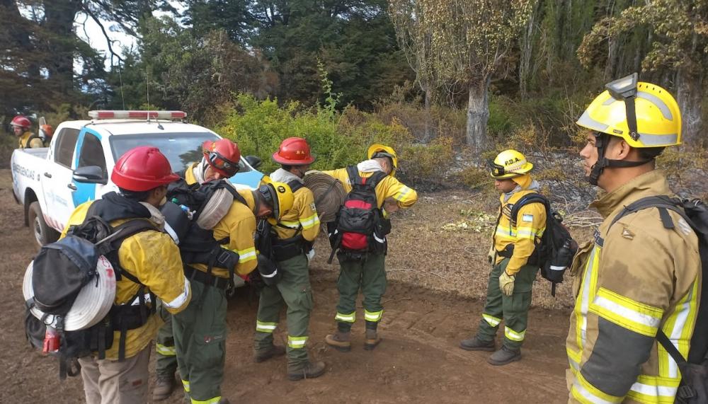 La Provincia envía brigadistas a Neuquén y refuerza recursos en Río Negro