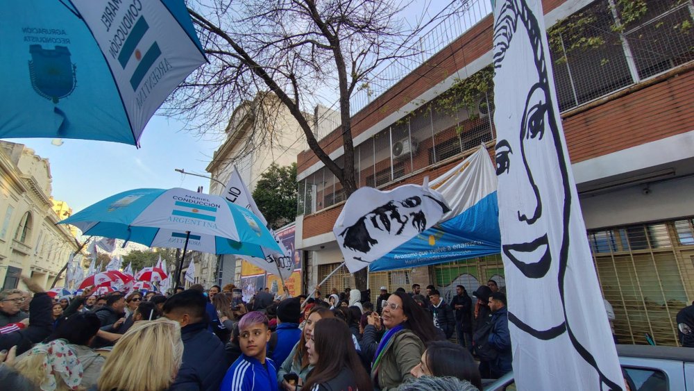 El kirchnerismo se moviliza en la calle Matheu ante la posible detención de Cristina Kirchner