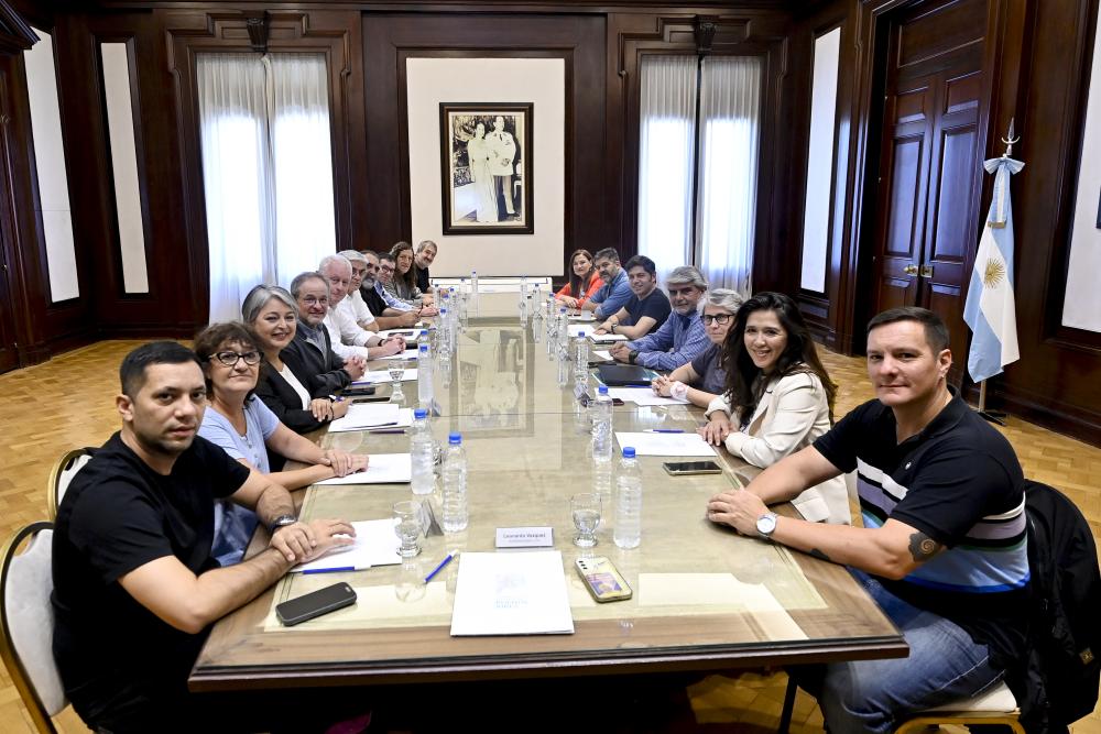 Kicillof recibió a autoridades de la Internacional de Educación y referentes del sindicalismo global Kicillof recibió a autoridades de la Internacional de Educación y referentes del sindicalismo global