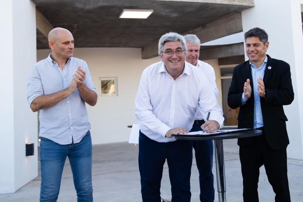 Kicillof y Javier Rodríguez firmaron un acuerdo para mejorar caminos rurales en Alberti Kicillof y Javier Rodríguez firmaron un acuerdo para mejorar caminos rurales en Alberti