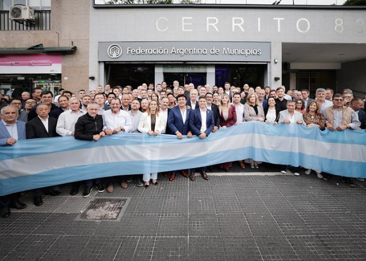 Kicillof se reunió con más de un centenar de intendentes que reclamaron en el Ministerio de Economía de la Nación Kicillof se reunió con más de un centenar de intendentes que reclamaron en el Ministerio de Economía de la Nación