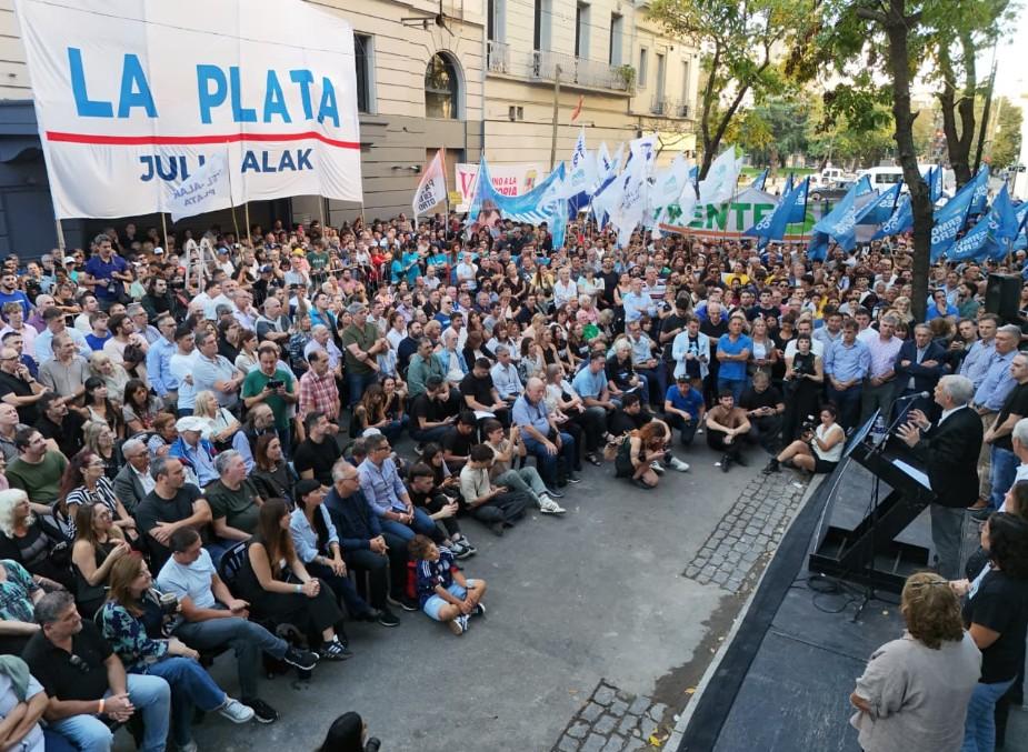 Alak convocó a conformar un gran frente para Axel Kicillof presidente Alak convocó a conformar un gran frente para Axel Kicillof presidente