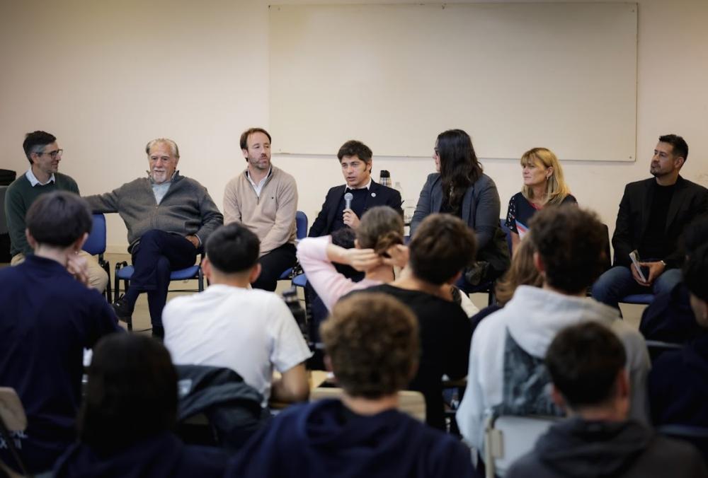 Kicillof participó de una charla con estudiantes sobre las políticas económicas de la dictadura militar Kicillof participó de una charla con estudiantes sobre las políticas económicas de la dictadura militar