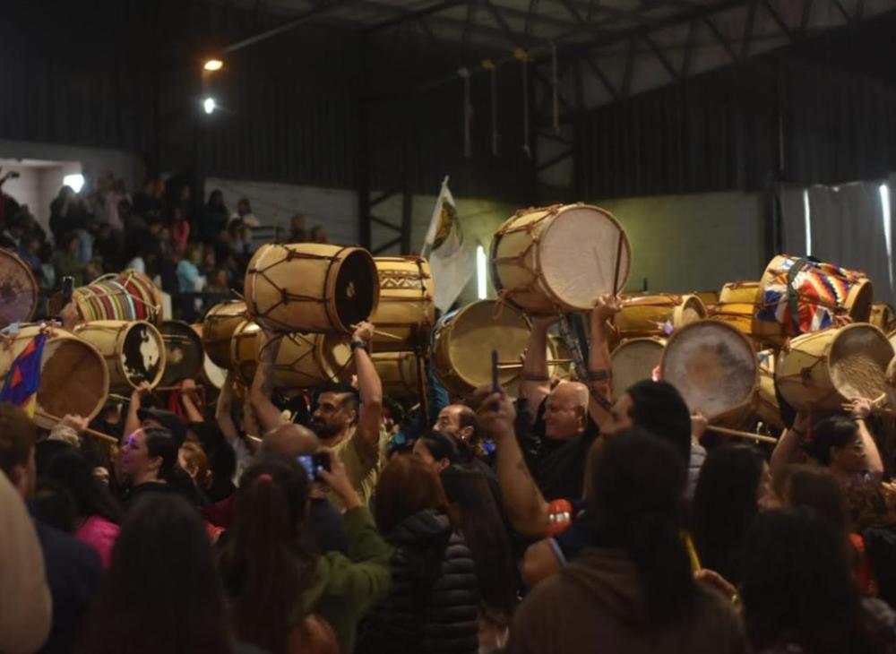Bombos que laten a orillas del mar y vendimia en las sierras: dos fiestas para vivir la identidad bonaerense Bombos que laten a orillas del mar y vendimia en las sierras: dos fiestas para vivir la identidad bonaerense