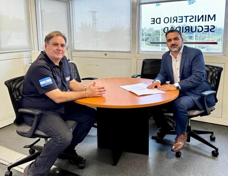 Fabián Luayza con Javier Alonso: “Los bonaerenses no podemos seguir viviendo con miedo a que nos roben” Fabián Luayza con Javier Alonso: “Los bonaerenses no podemos seguir viviendo con miedo a que nos roben”