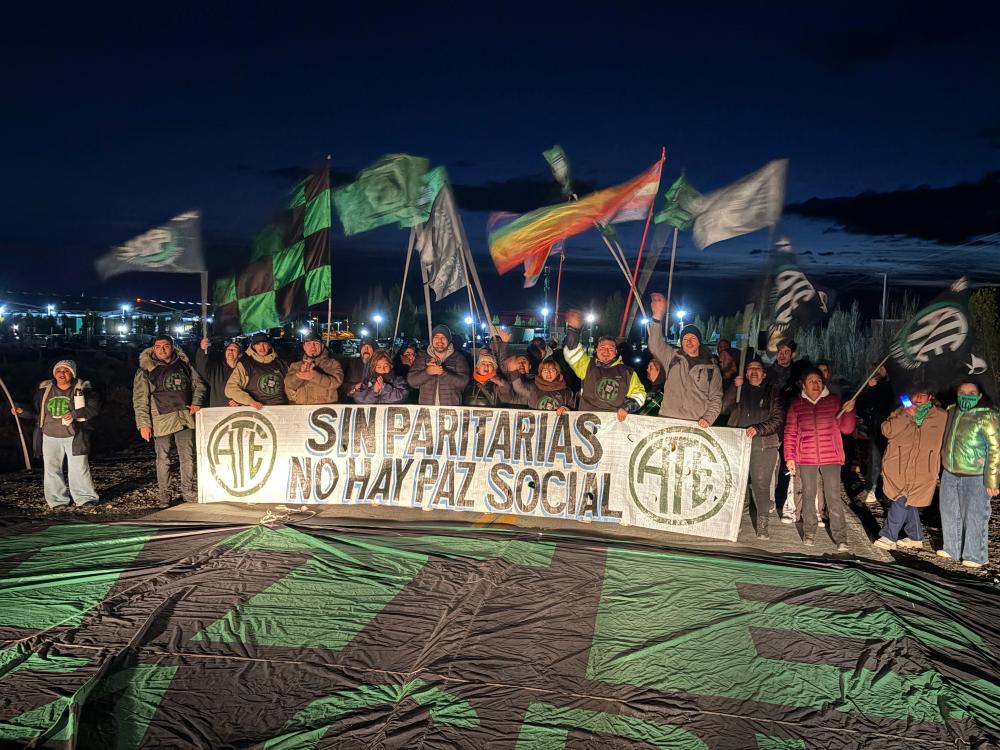 ATE ya bloquea los aeropuertos de Bariloche y El Calafate y a las 11 concentra en Aeroparque ATE ya bloquea los aeropuertos de Bariloche y El Calafate y a las 11 concentra en Aeroparque