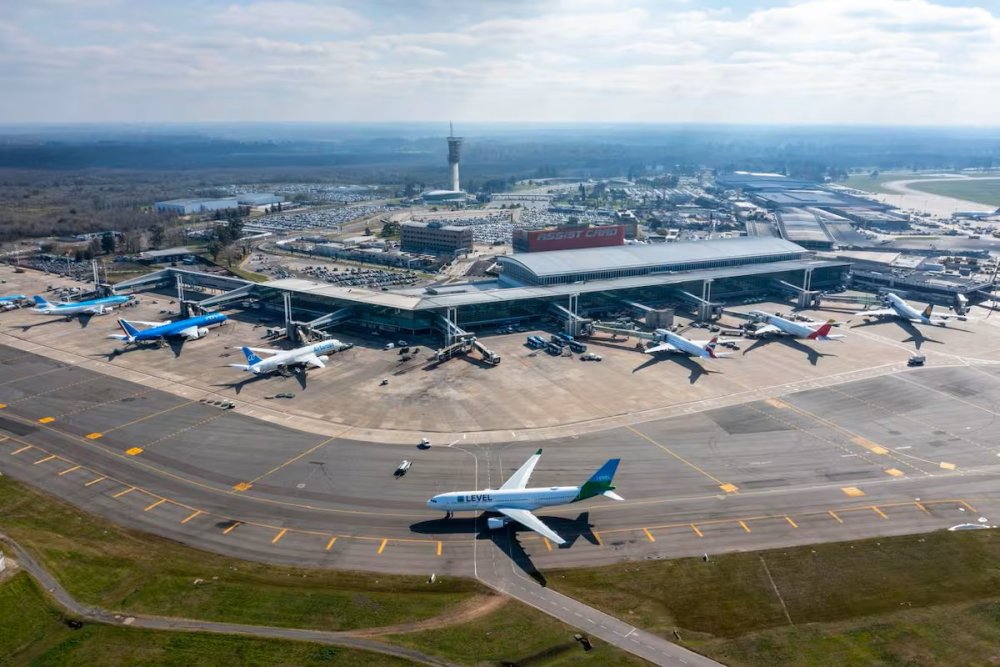 Diputada propone renombrar al Aeropuerto de Ezeiza como “Presidente Raúl Alfonsín” Diputada propone renombrar al Aeropuerto de Ezeiza como “Presidente Raúl Alfonsín”