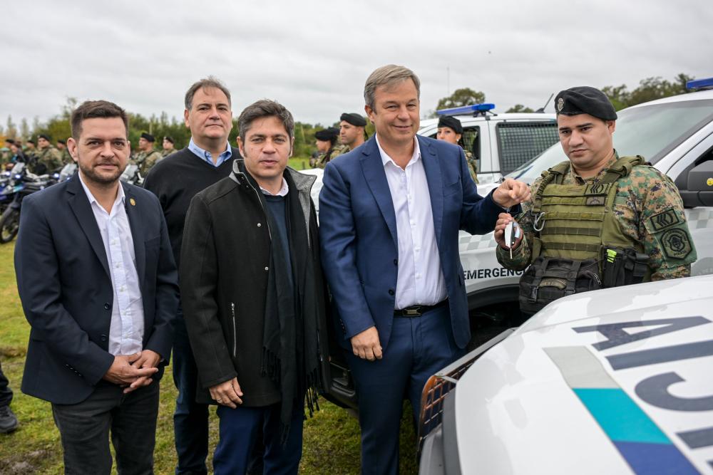 Kicillof inauguró dos bases policiales y entregó patrulleros para fortalecer la seguridad Kicillof inauguró dos bases policiales y entregó patrulleros para fortalecer la seguridad