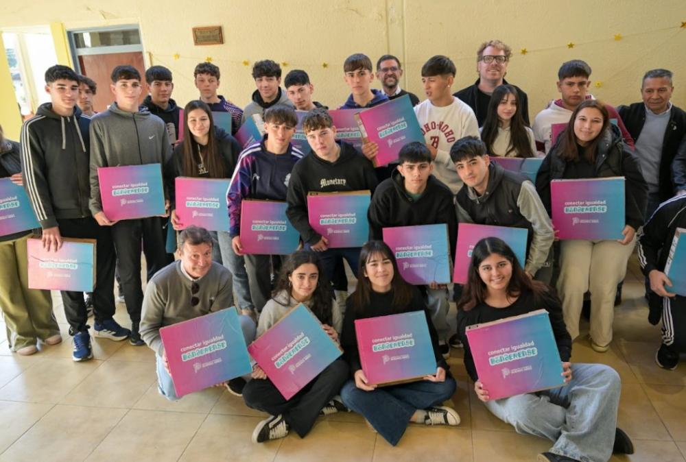 La Provincia entregó computadoras a estudiantes de Dolores y General Guido La Provincia entregó computadoras a estudiantes de Dolores y General Guido