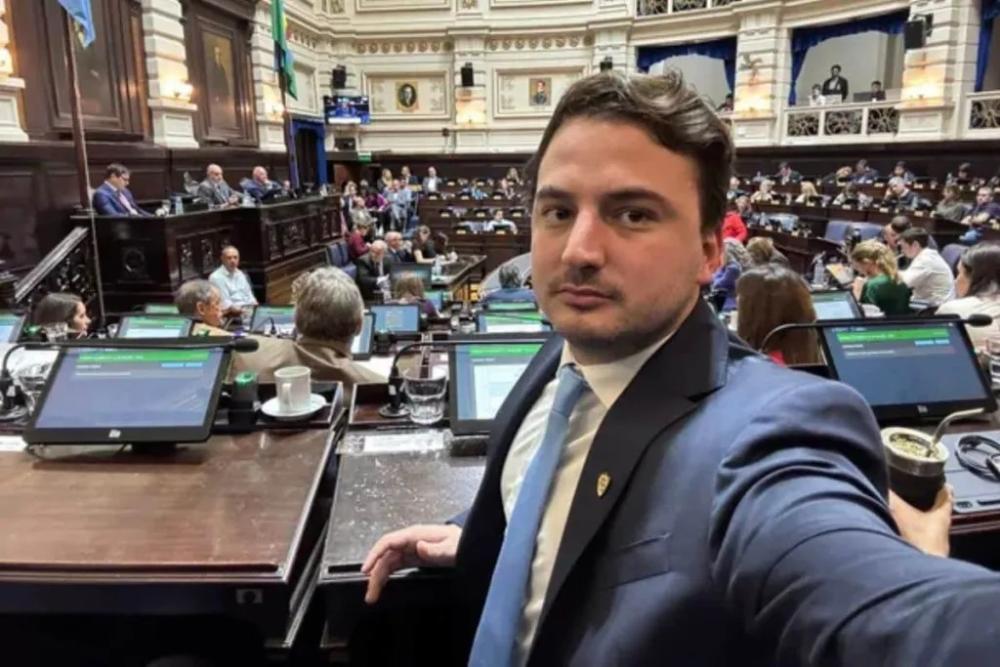 “¿Odian a la Argentina?”: Agustín Romo presentó un proyecto para cobrar salud y educación a extranjeros “¿Odian a la Argentina?”: Agustín Romo presentó un proyecto para cobrar salud y educación a extranjeros