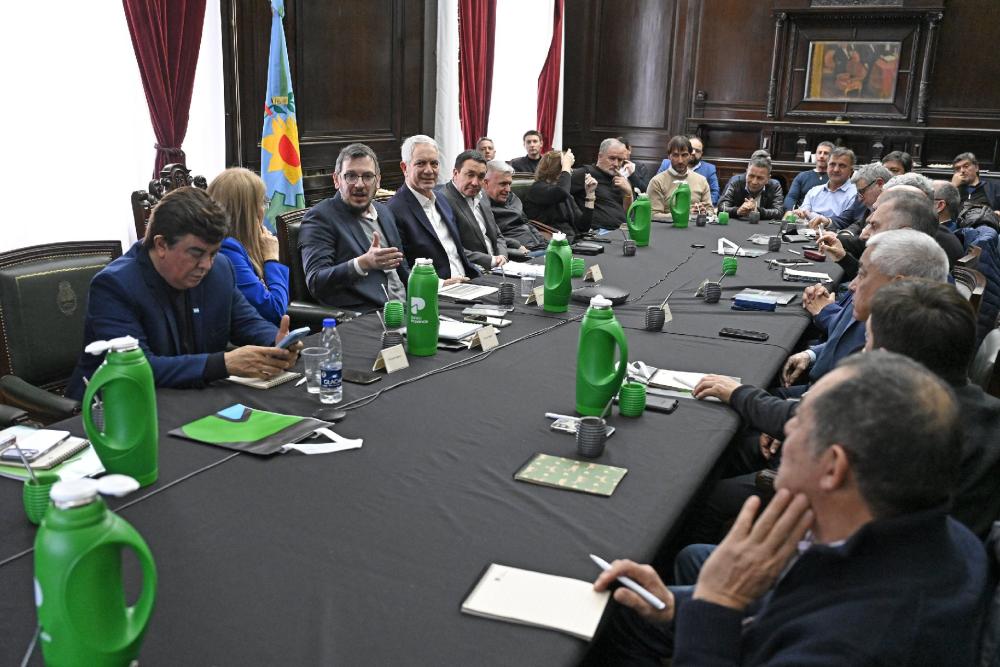 Frente a un escenario económico complejo, la Provincia refuerza el apoyo a los municipios bonaerenses Frente a un escenario económico complejo, la Provincia refuerza el apoyo a los municipios bonaerenses