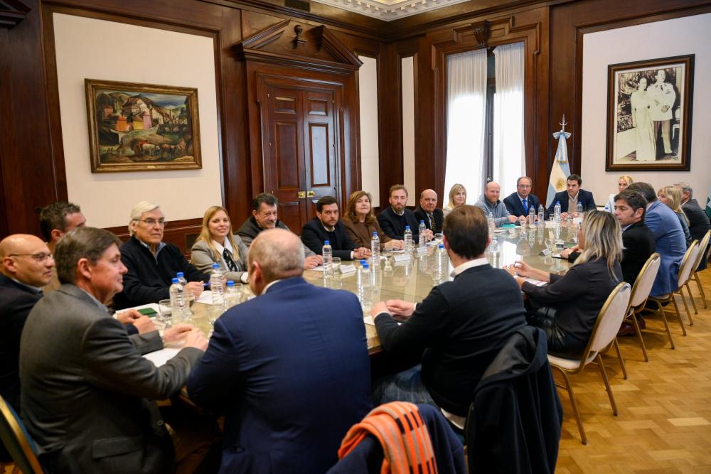 Kicillof y Cuattromo firmaron convenios con municipios para la compra de bienes de capital Kicillof y Cuattromo firmaron convenios con municipios para la compra de bienes de capital