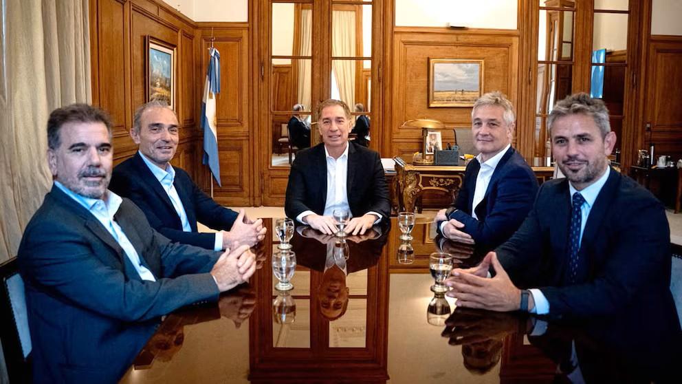 Macri y Karina tantean un acuerdo: sus delegados ya negocian un frente común para 2027 Macri y Karina tantean un acuerdo: sus delegados ya negocian un frente común para 2027