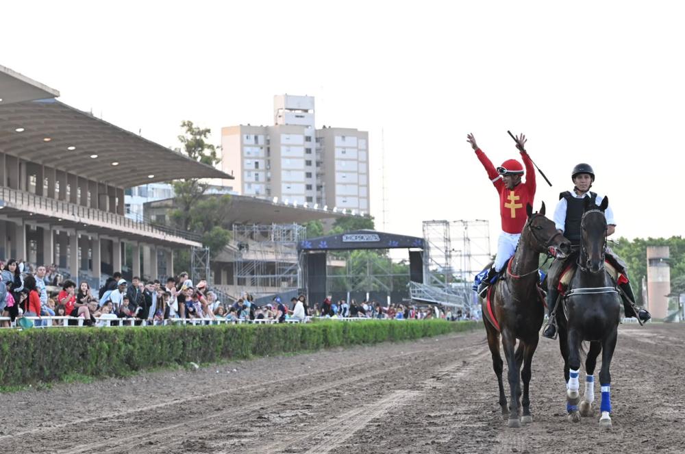 Convocan a artistas de la Provincia para crear el trofeo del Gran Premio Dardo Rocha Convocan a artistas de la Provincia para crear el trofeo del Gran Premio Dardo Rocha