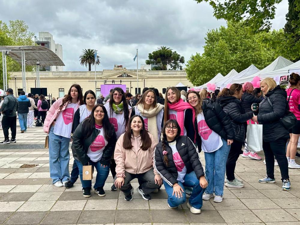 Con pines de cerámica con el lazo rosa, La Plata se unió en una jornada por la prevención del cáncer de mama Con pines de cerámica con el lazo rosa, La Plata se unió en una jornada por la prevención del cáncer de mama