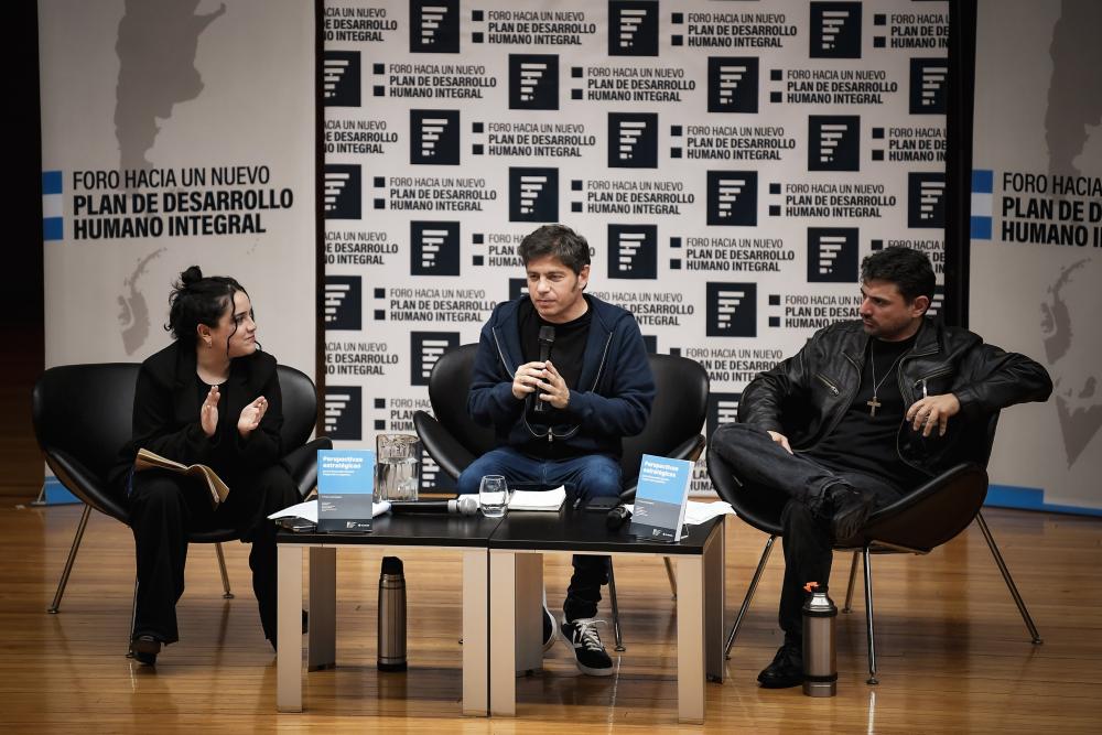 Kicillof: “Las nuevas canciones no las va a componer alguien que venga de afuera, las va a escribir nuestro pueblo” Kicillof: “Las nuevas canciones no las va a componer alguien que venga de afuera, las va a escribir nuestro pueblo”